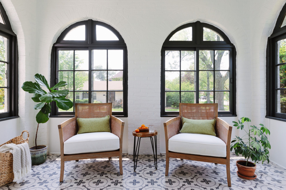 Esempio di una veranda tradizionale di medie dimensioni con pavimento con piastrelle in ceramica, soffitto classico e pavimento multicolore