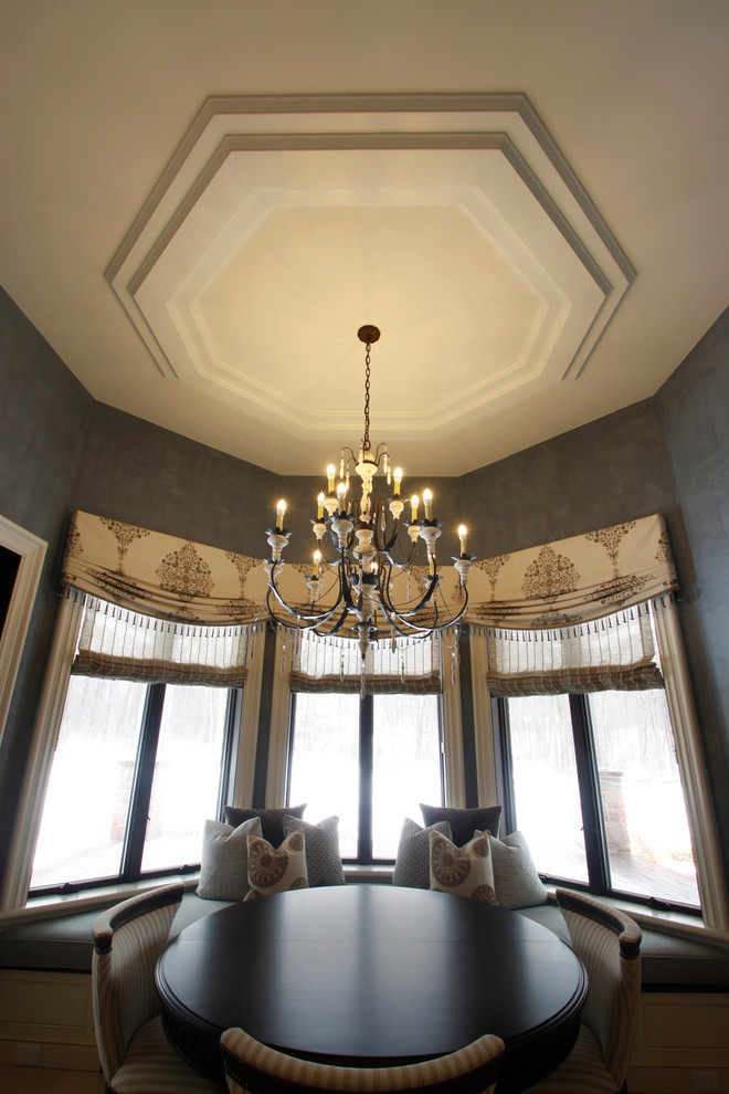 Example of a transitional home design design in Chicago