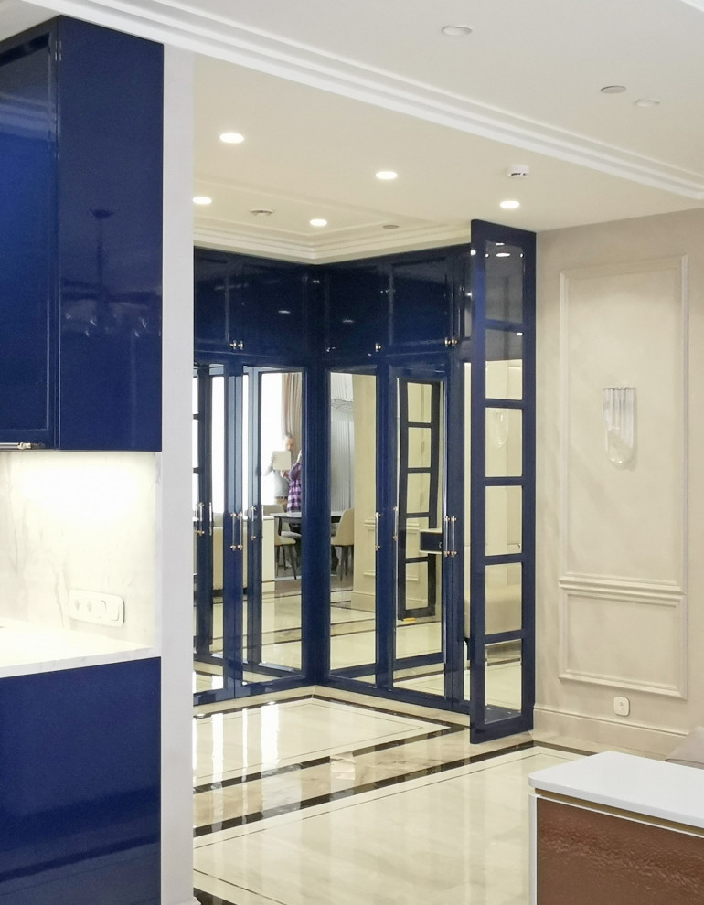 Волга. Стеклянная перегородка и шкафы в прихожую.