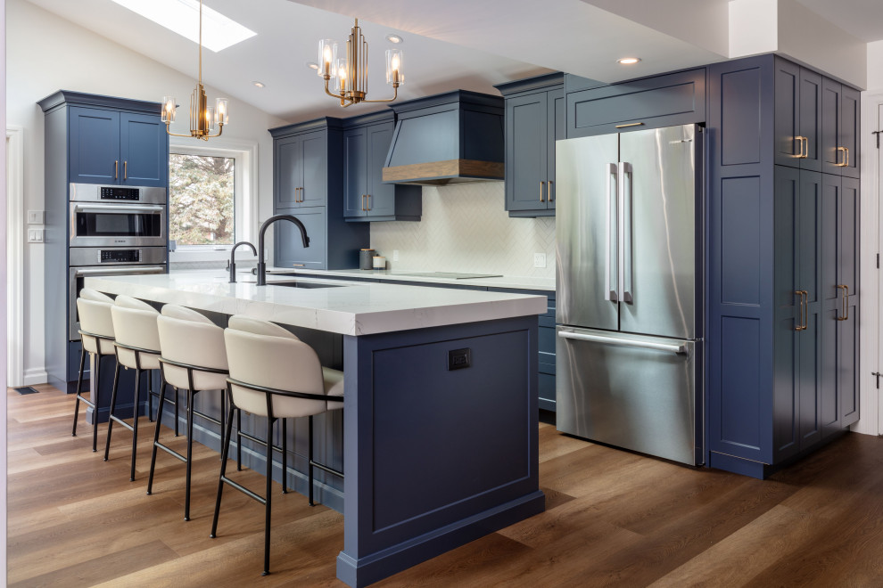 Kitchen - transitional kitchen idea in Toronto
