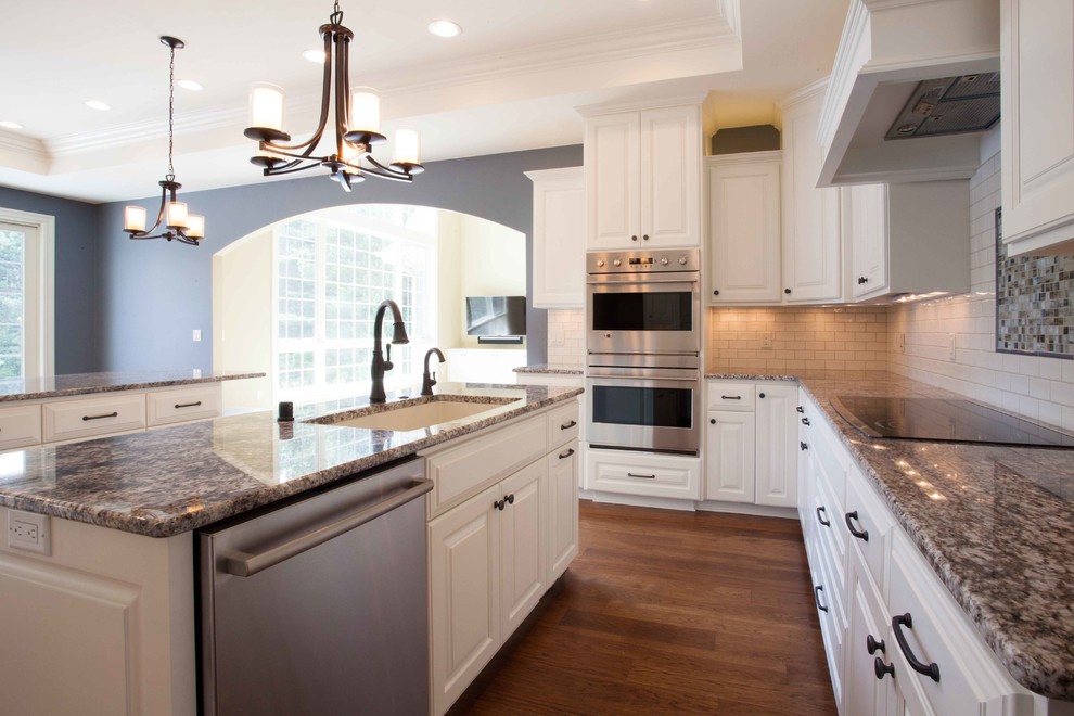 Kitchen - transitional kitchen idea in Milwaukee