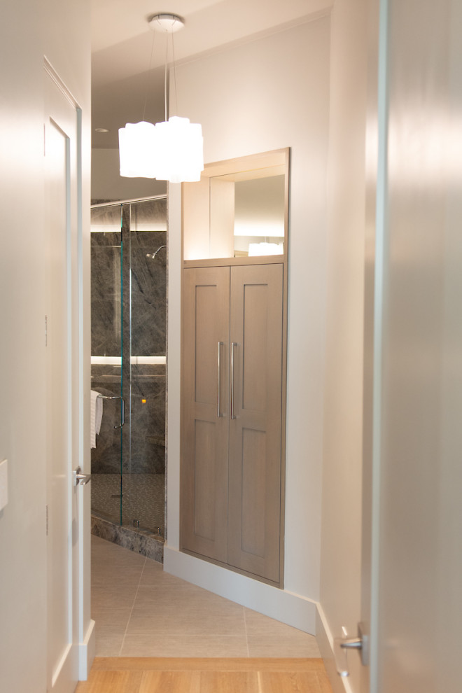 Modern inredning av ett litet grå grått en-suite badrum, med möbel-liknande, skåp i ljust trä, en hörndusch, en toalettstol med hel cisternkåpa, grå kakel, stenhäll, grå väggar, ett undermonterad handfat, bänkskiva i kvartsit, grått golv och dusch med gångjärnsdörr