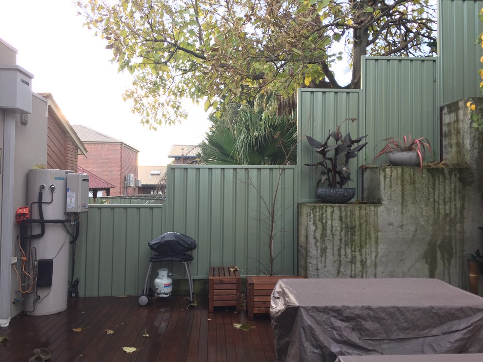 Inspiration for a mid-sized contemporary backyard deck in Melbourne with an outdoor kitchen and a pergola.