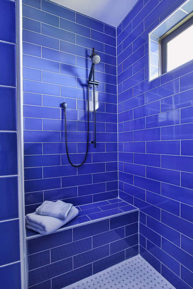 Inredning av ett modernt litet blå blått badrum för barn, med luckor med infälld panel, vita skåp, en hörndusch, en toalettstol med hel cisternkåpa, vit kakel, tunnelbanekakel, grå väggar, klinkergolv i porslin, ett nedsänkt handfat, bänkskiva i kvarts, grått golv och dusch med gångjärnsdörr