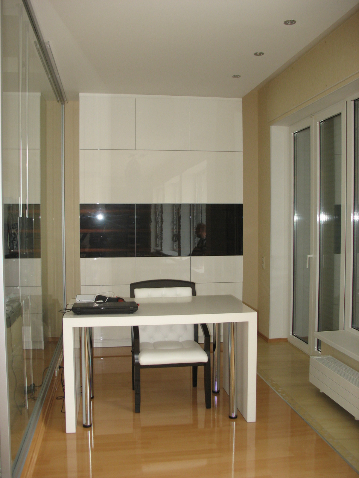 Кухня белая эмаль + шпон