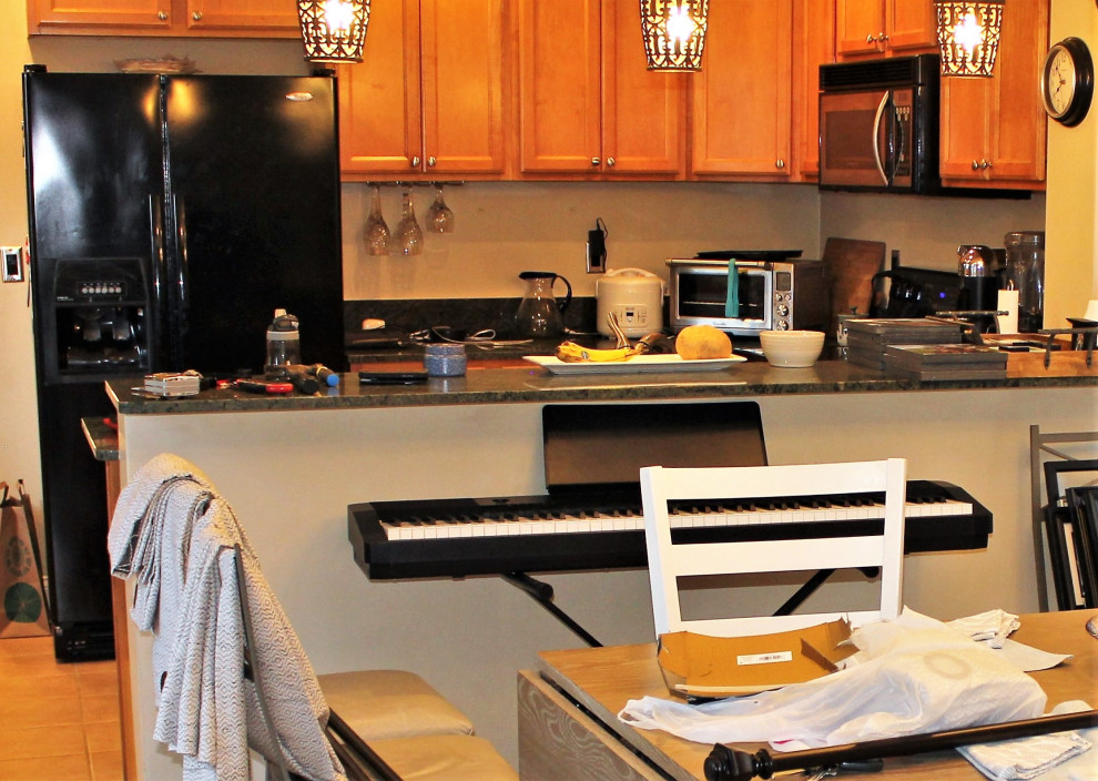 Example of a transitional home design design in Tampa