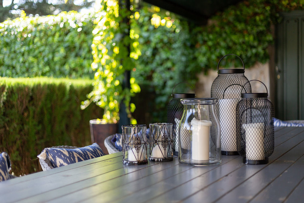 Imagen de terraza in patio delantero and anexo de casas With fuente and adoquines de piedra natural