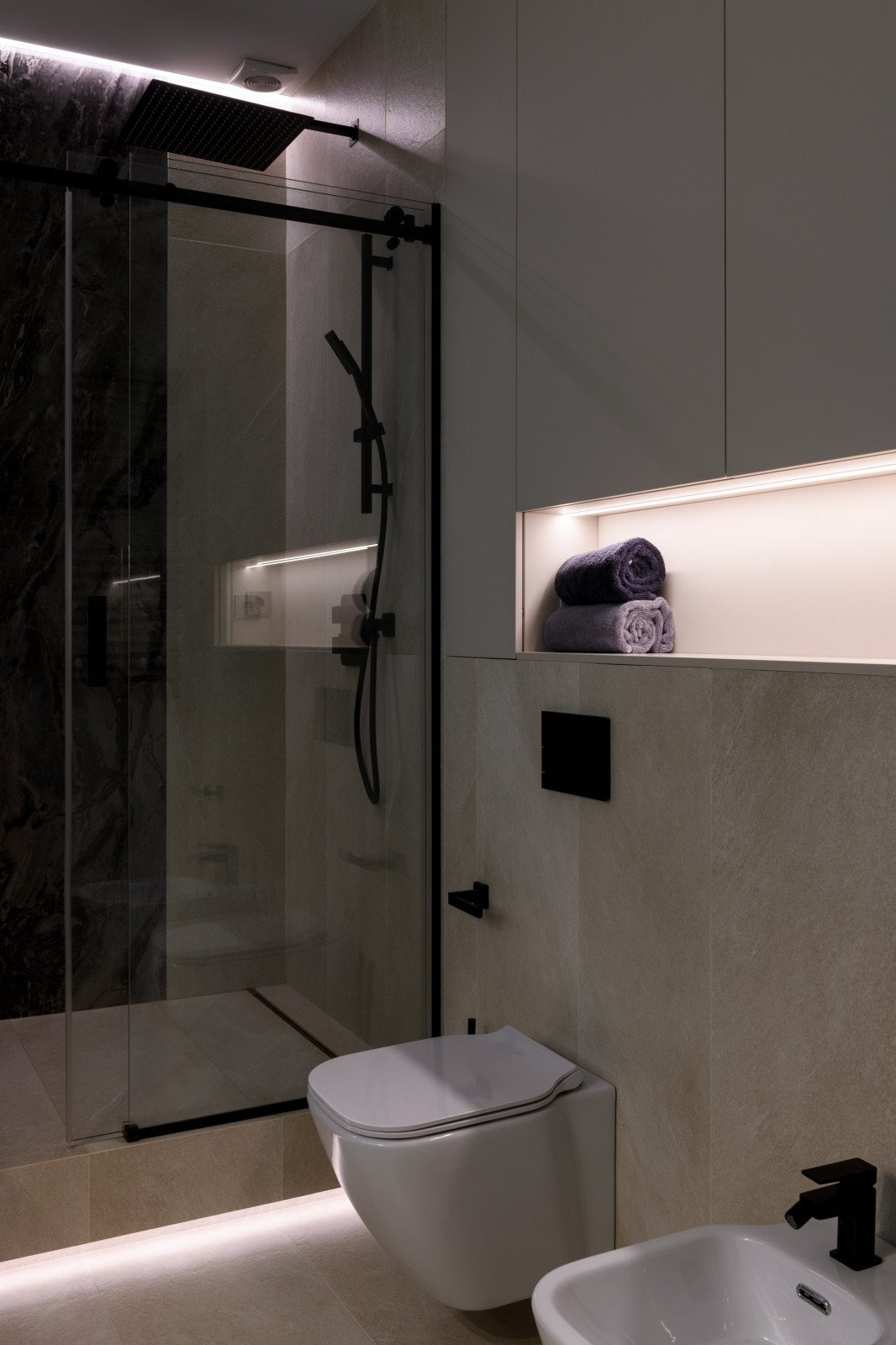 Натуральные материалы в интерьере трехкомнатной квартиры