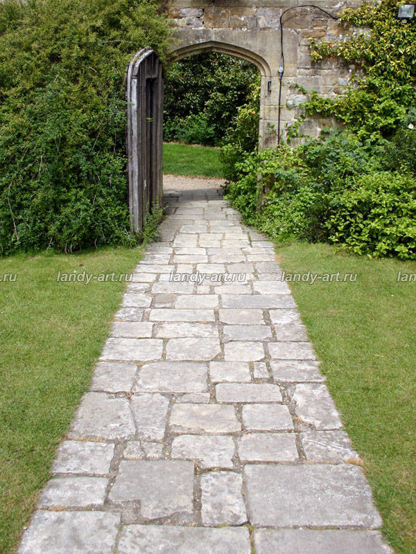 Мощение из натурального камня.