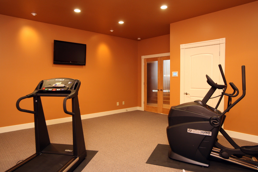 Design ideas for a traditional home gym in Louisville.