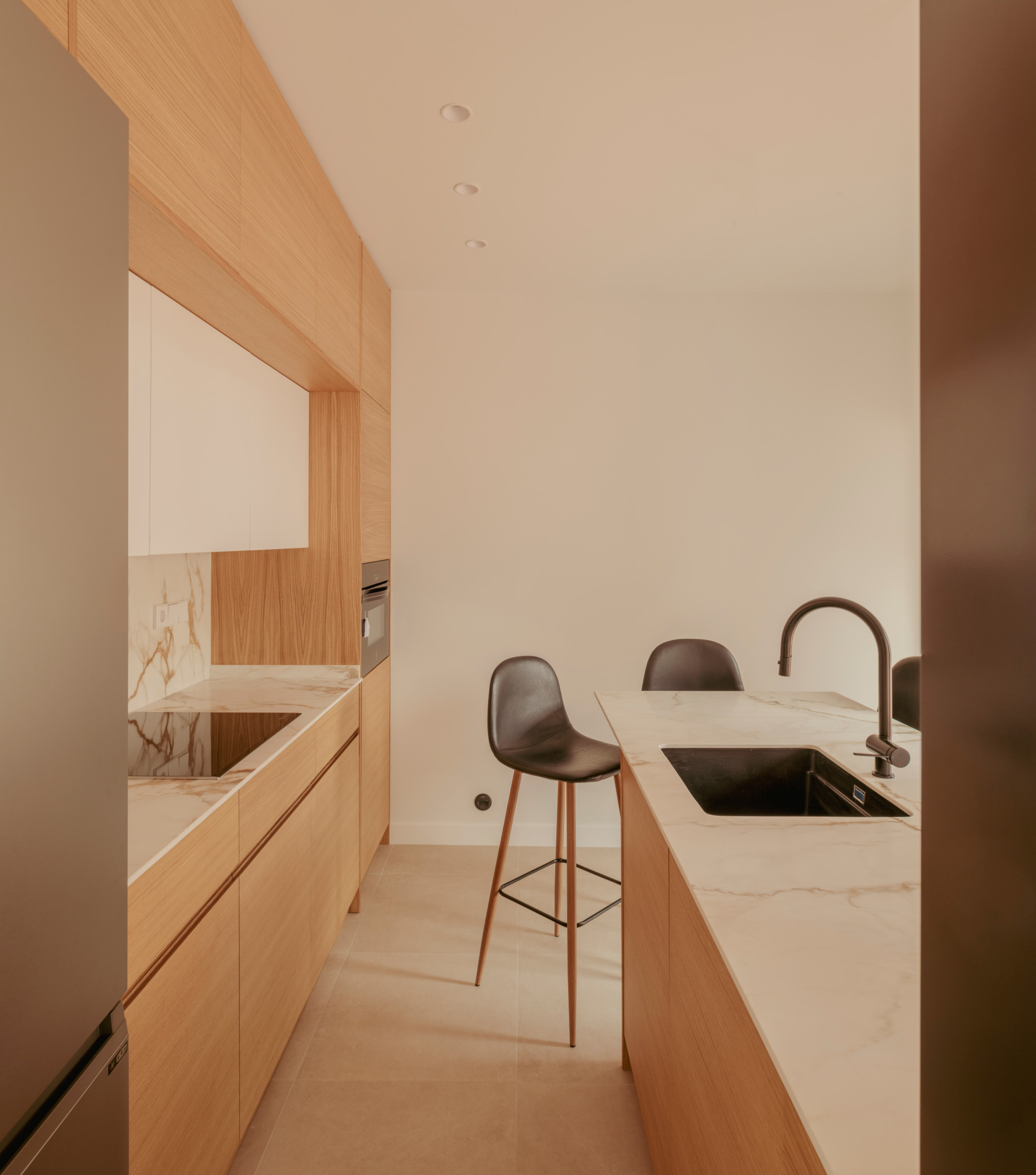 La cocina, vista frontal desde uno de los accesos.