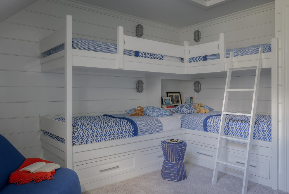 Стильный дизайн: детская с спальным местом, белыми стенами, ковровым покрытием, бежевым полом и стенами из вагонки для ребенка от 4 до 10 лет, мальчика - последний тренд