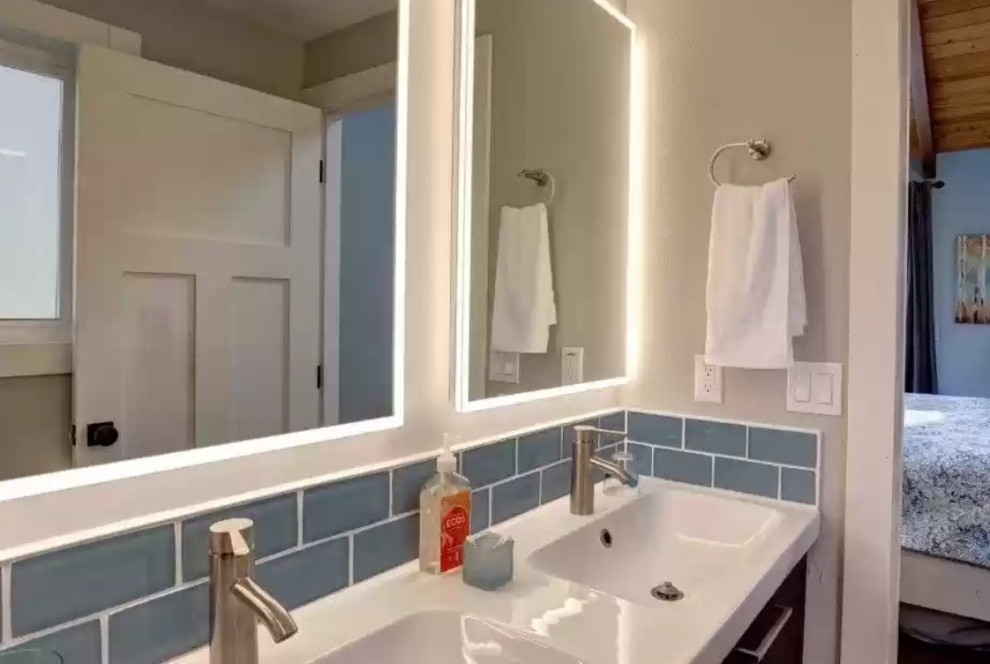 Пример оригинального дизайна: маленькая главная ванная комната в стиле неоклассика (современная классика) с плоскими фасадами, темными деревянными фасадами, открытым душем, раздельным унитазом, синей плиткой, стеклянной плиткой, серыми стенами, полом из керамогранита, белым полом, душем с раздвижными дверями, белой столешницей, сиденьем для душа, тумбой под две раковины и подвесной тумбой для на участке и в саду
