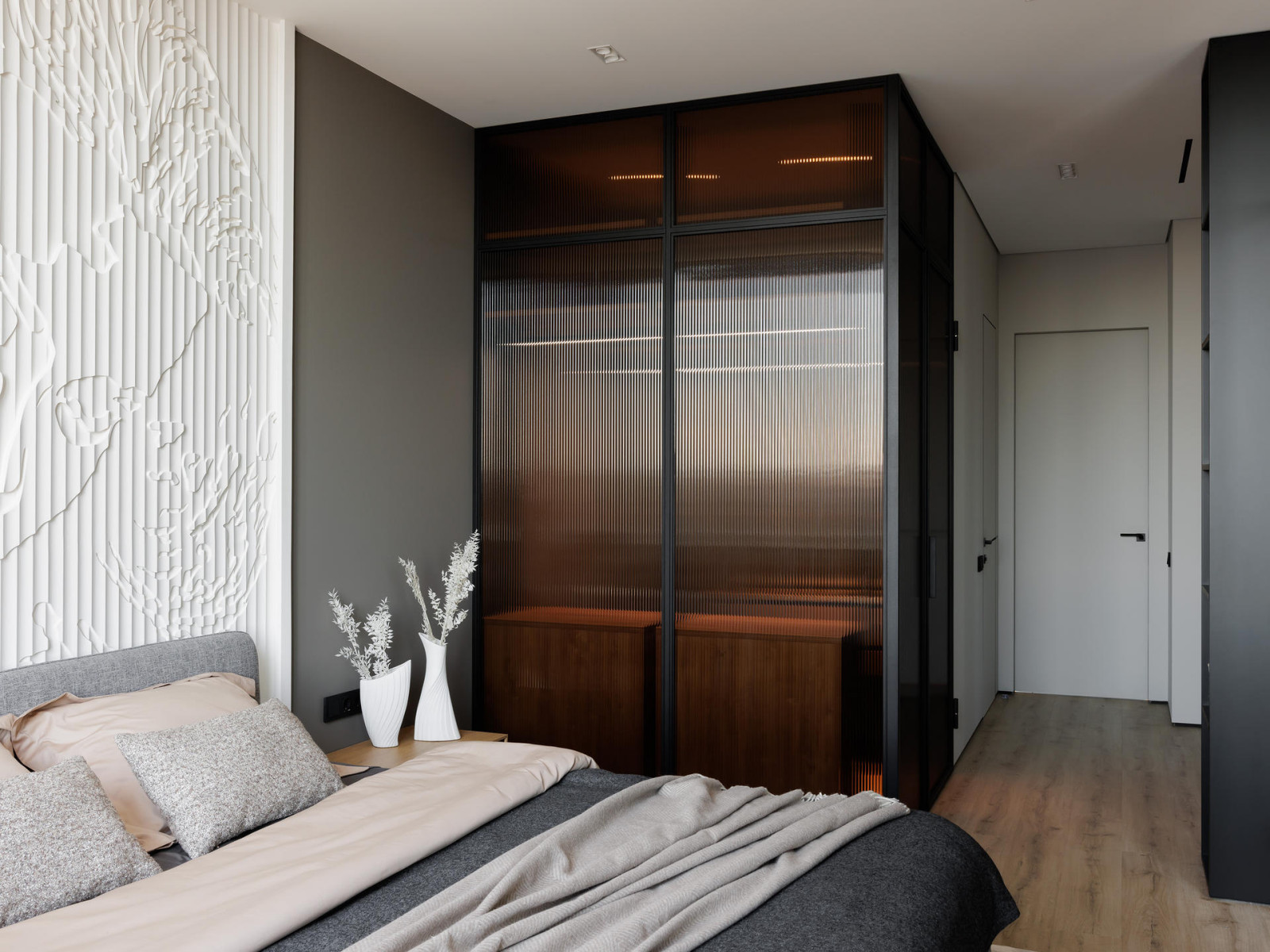 Современная квартира с бордовыми акцентами в ЖК "Притяжение" - 146 м2