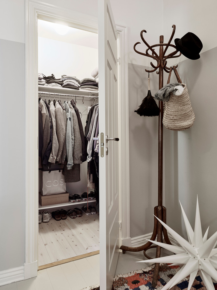 This is an example of a scandinavian storage and wardrobe in Gothenburg.