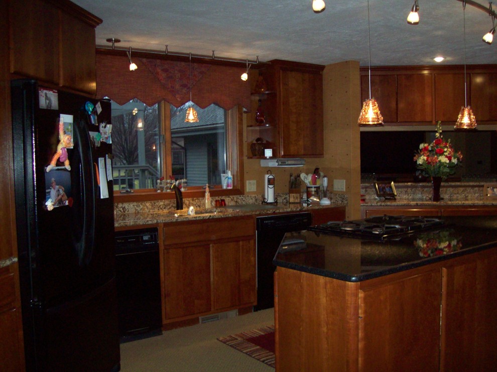 Example of a transitional kitchen design in Columbus