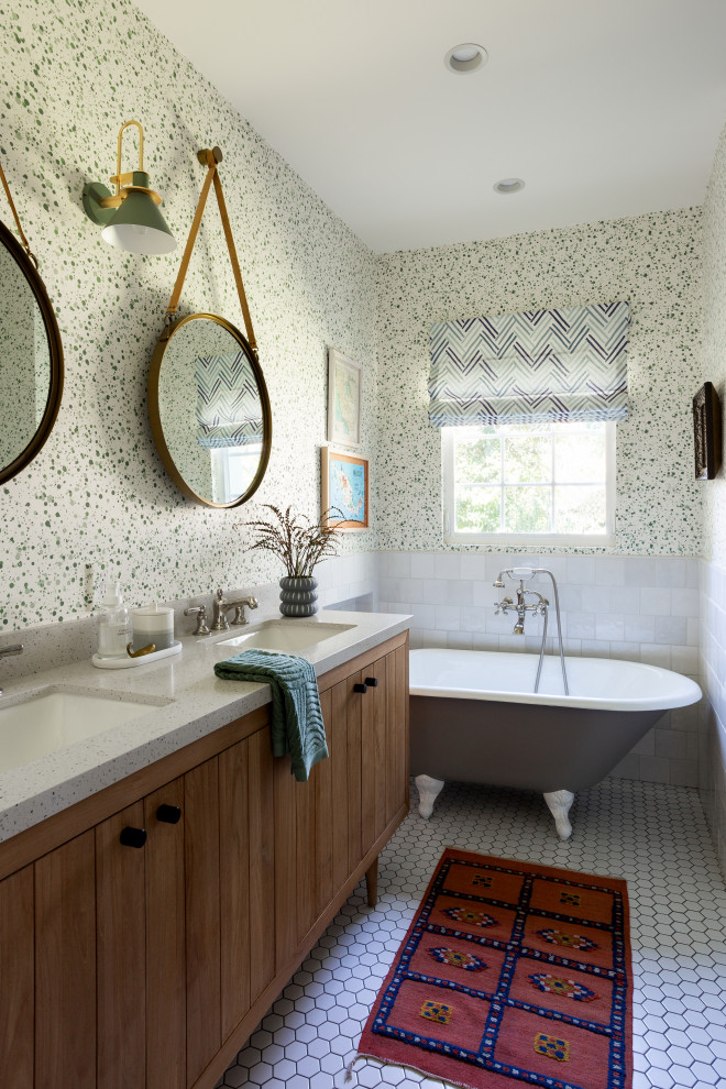 Exempel på ett klassiskt vit vitt badrum, med släta luckor, skåp i mellenmörkt trä, ett badkar med tassar, vit kakel, mosaikgolv, ett undermonterad handfat och vitt golv