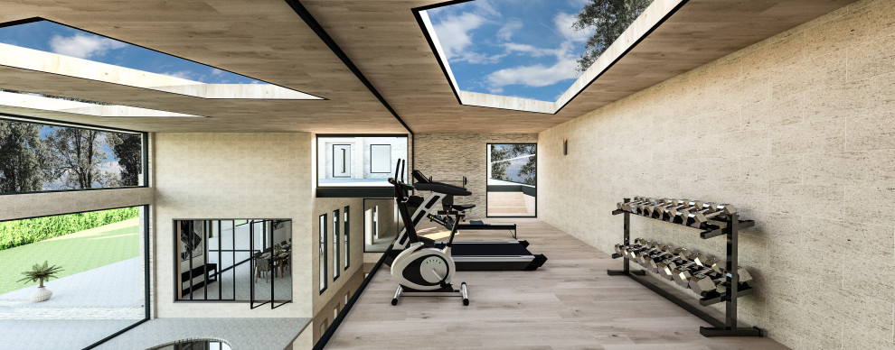 Multifunktionaler, Großer Moderner Fitnessraum mit brauner Wandfarbe, hellem Holzboden, braunem Boden und Holzdielendecke in Buckinghamshire