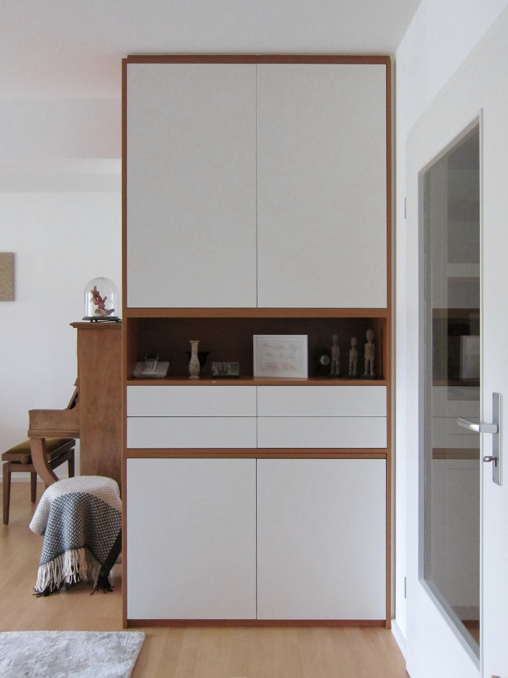 Mittelgroßes, Offenes Modernes Wohnzimmer mit weißer Wandfarbe und hellem Holzboden in Köln
