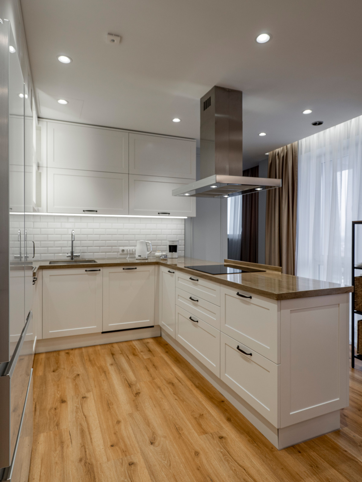 Стильная неоклассическая кухне в белом цвете