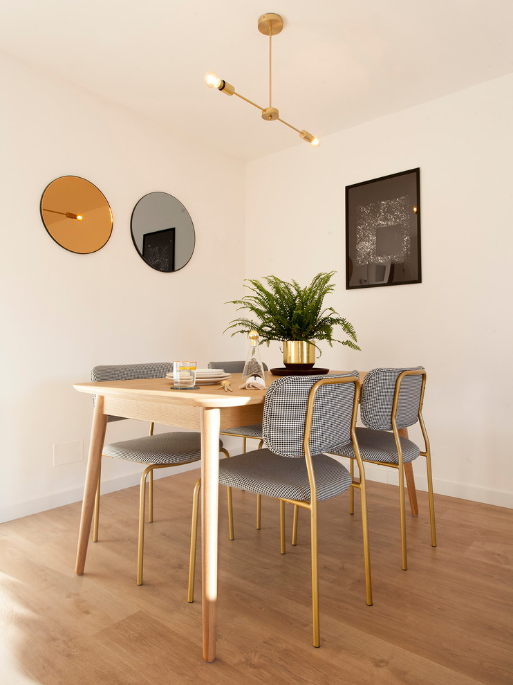 Diseño de comedor escandinavo cerrado con paredes blancas, suelo de madera clara y suelo beige