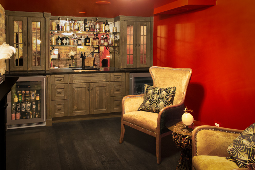 Esempio di una taverna chic interrata di medie dimensioni con angolo bar, pareti grigie, pavimento in vinile, cornice del camino in legno e pavimento grigio