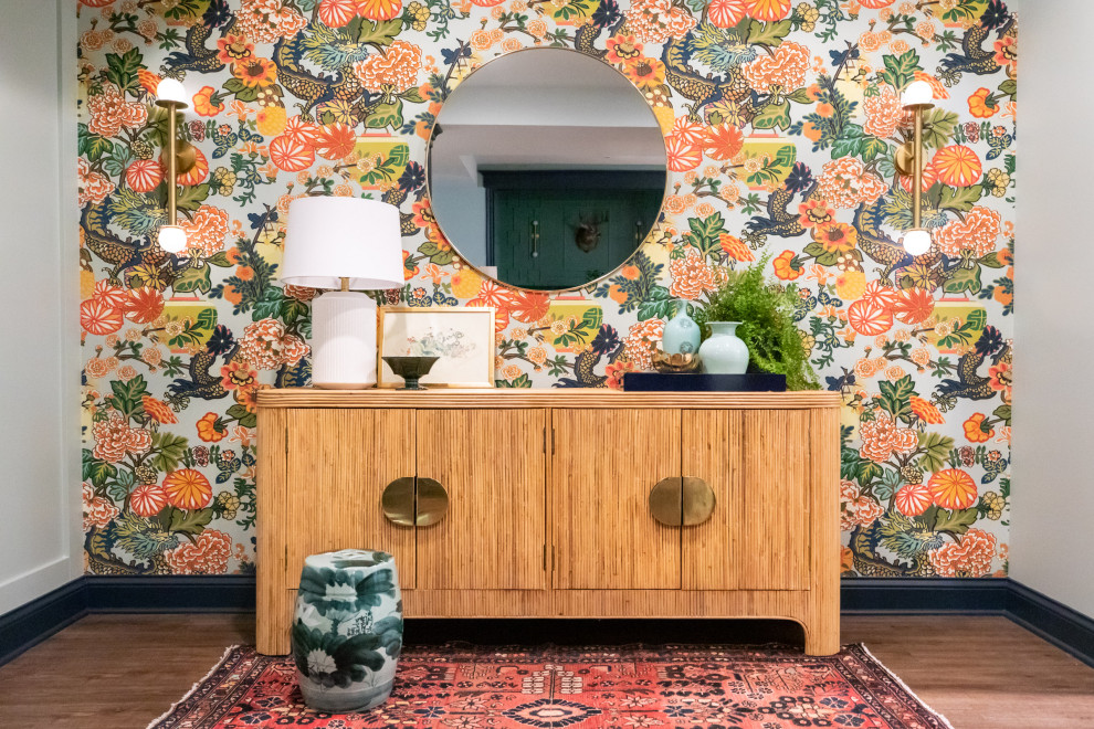 Inspiration pour un sous-sol vintage avec un mur multicolore, parquet clair et du papier peint.