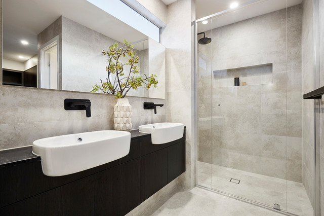 Display Home - Elyse on display at Googong contemporaneo-stanza-da-bagno