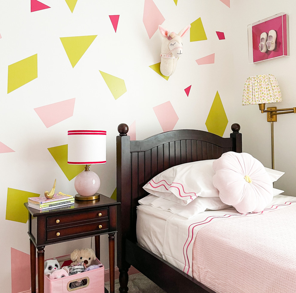 Идея дизайна: гостевая спальня среднего размера, (комната для гостей) в стиле неоклассика (современная классика) с розовыми стенами, ковровым покрытием и обоями на стенах
