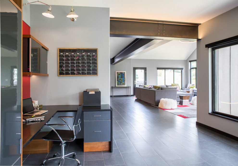 Идея дизайна: домашняя мастерская среднего размера в стиле модернизм с разноцветными стенами, встроенным рабочим столом, полом из сланца и серым полом