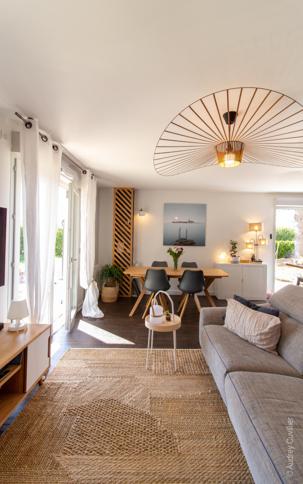 Immagine di un soggiorno scandinavo di medie dimensioni e aperto con pareti blu, pavimento in legno massello medio, TV a parete e carta da parati