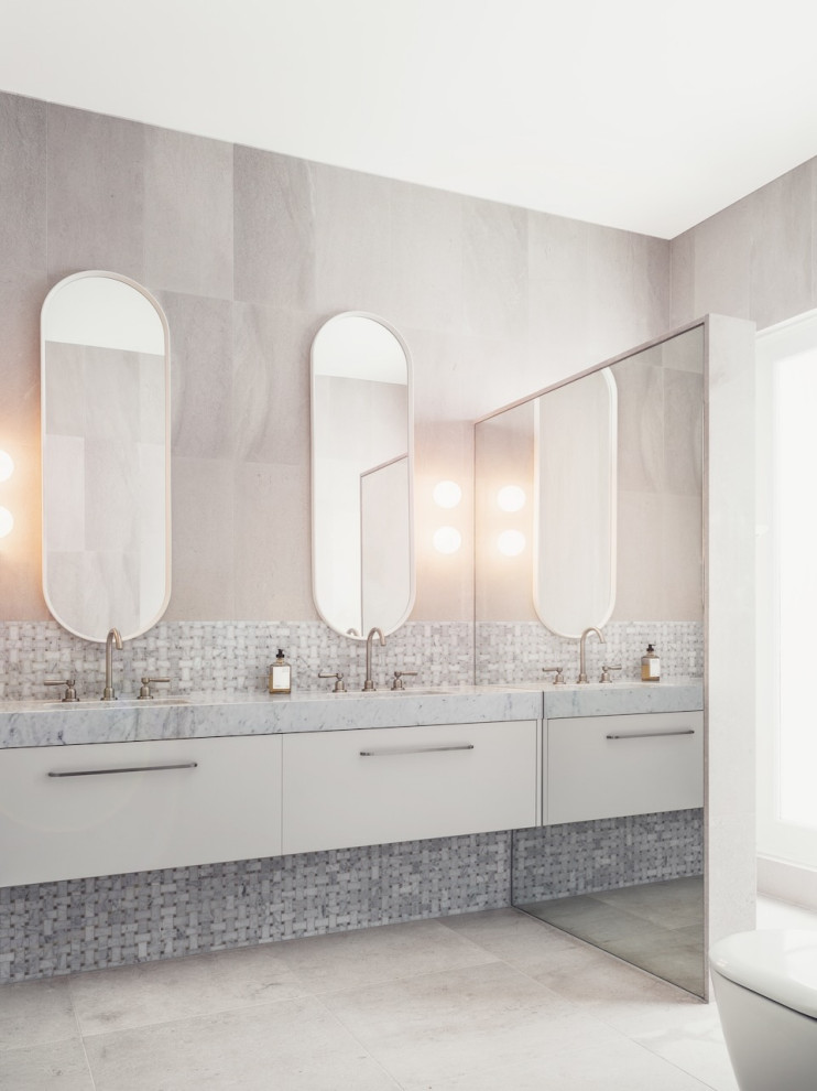 Photo of a contemporary bathroom in Sydney.