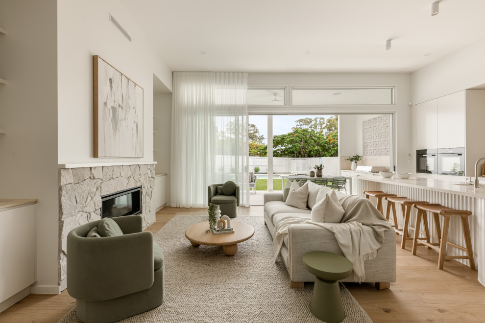 Cette photo montre un salon moderne ouvert avec un mur blanc, un sol en bois brun, une cheminée ribbon et un sol marron.
