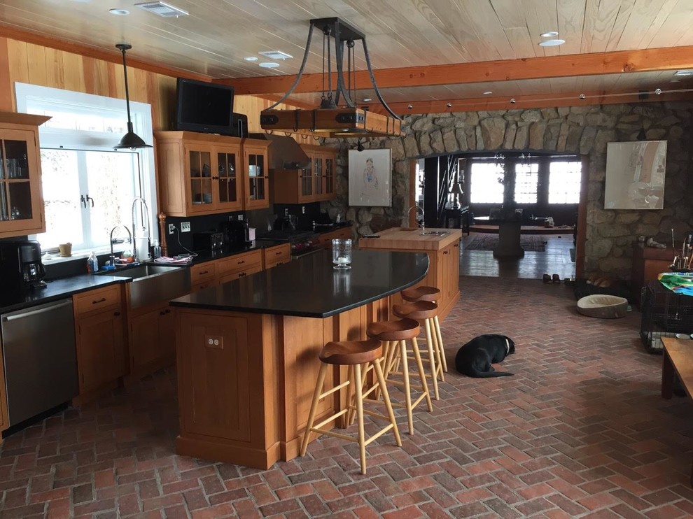 Example of a mid-sized transitional home design design