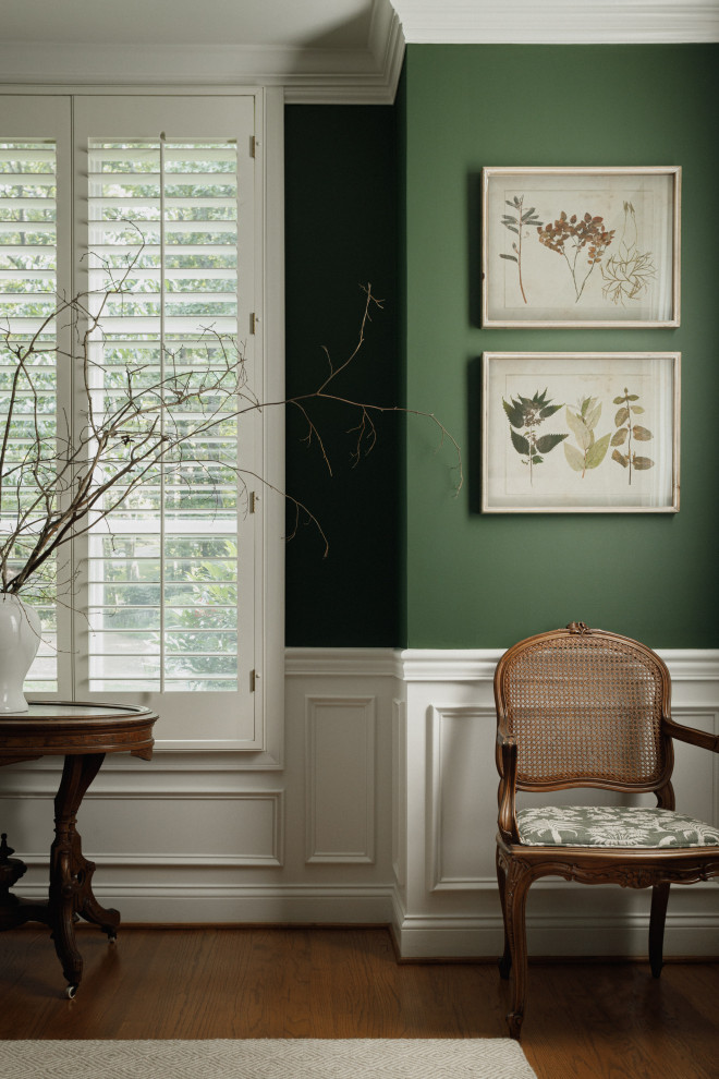 Große Klassische Wohnküche mit grüner Wandfarbe, braunem Holzboden und eingelassener Decke in Sonstige
