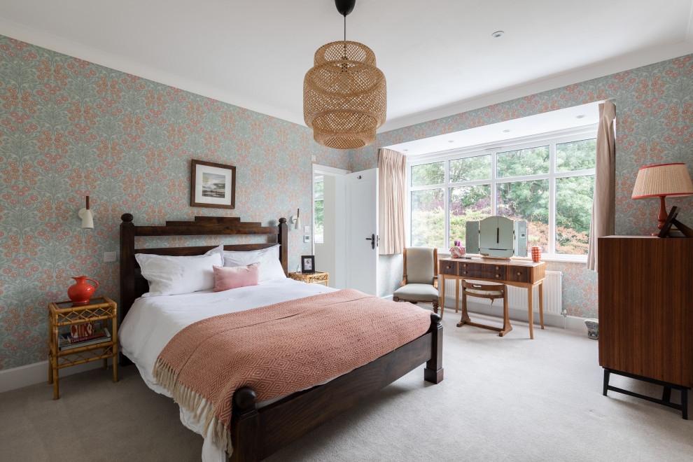 На фото: спальня в стиле неоклассика (современная классика) с разноцветными стенами, ковровым покрытием, серым полом и обоями на стенах с