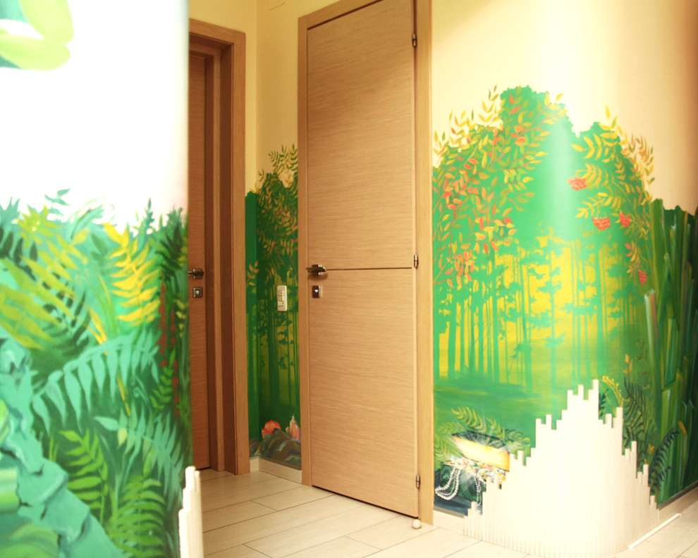 Роспись стен в прихожей