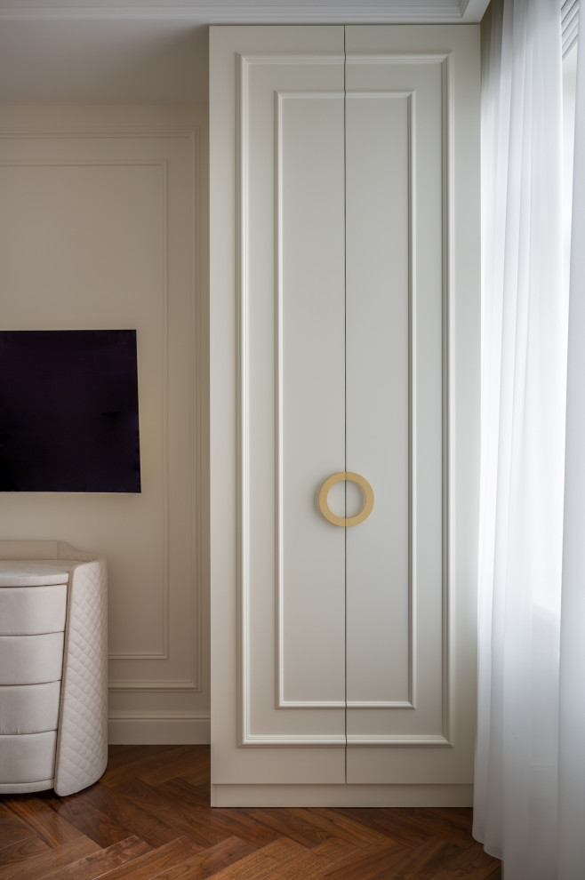Стильный дизайн: хозяйская спальня среднего размера, в белых тонах с отделкой деревом в классическом стиле - последний тренд