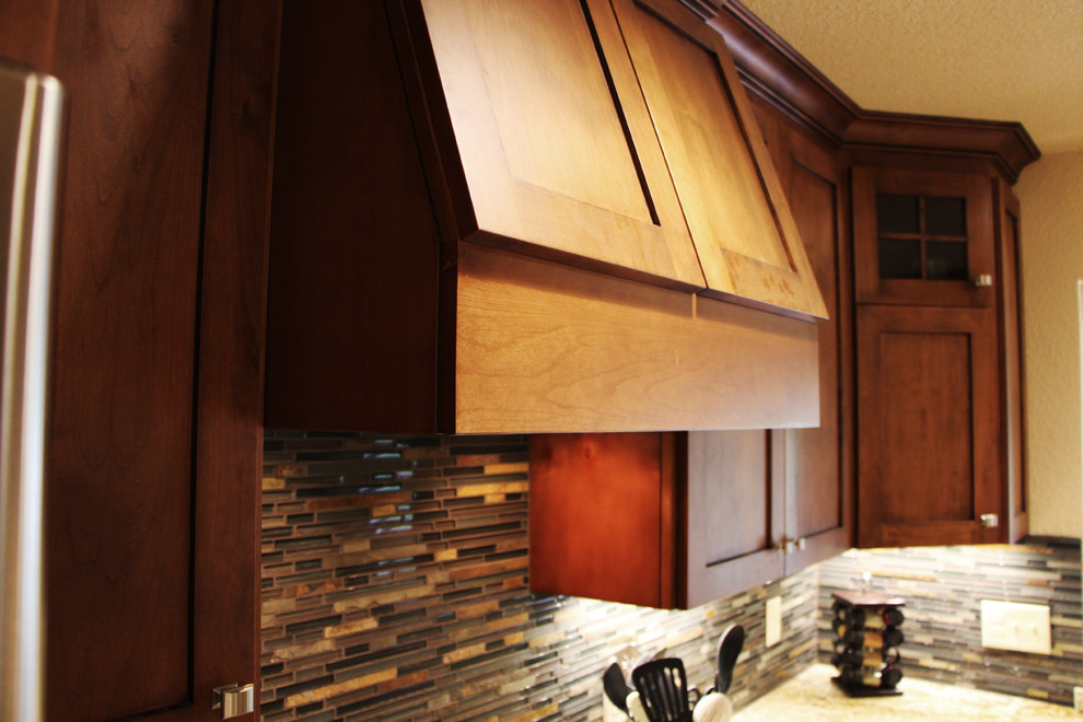 Elegant kitchen photo in Sacramento