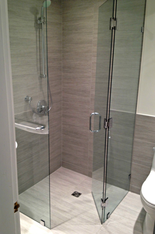 Inspiration for a mid-sized modern master bathroom in Vancouver with a curbless shower, grey walls and porcelain floors.