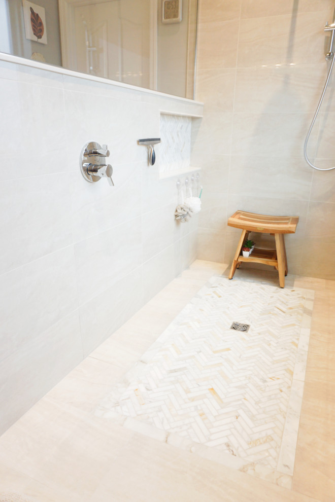 Inredning av ett klassiskt en-suite badrum, med skåp i shakerstil, grå skåp, en kantlös dusch, beige kakel, porslinskakel, grå väggar, klinkergolv i porslin, ett undermonterad handfat, granitbänkskiva, beiget golv och med dusch som är öppen