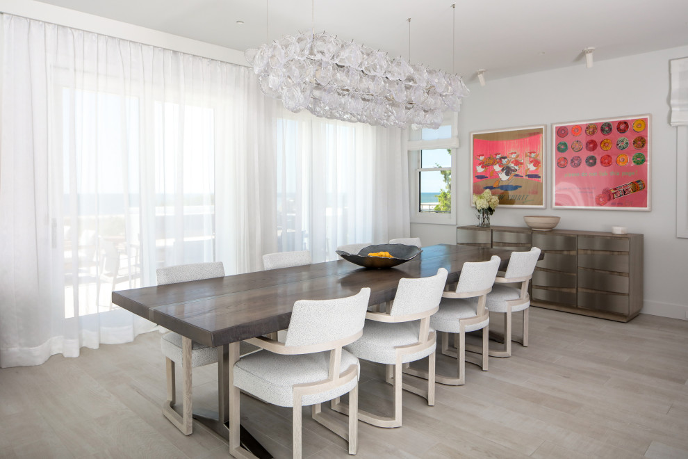 Idee per una sala da pranzo stile marino chiusa e di medie dimensioni con pareti bianche e parquet chiaro