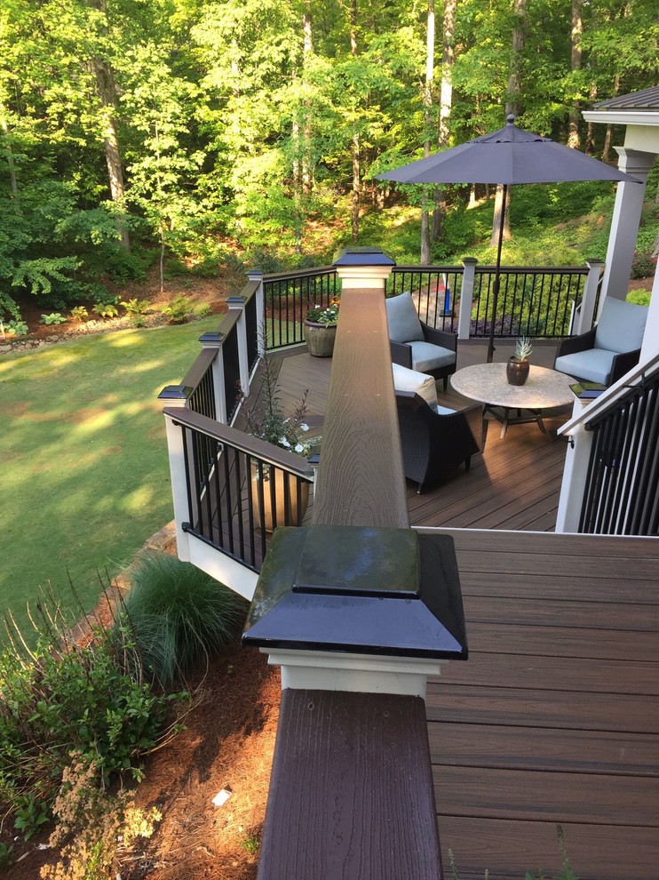 This is an example of an expansive traditional backyard deck in Atlanta.
