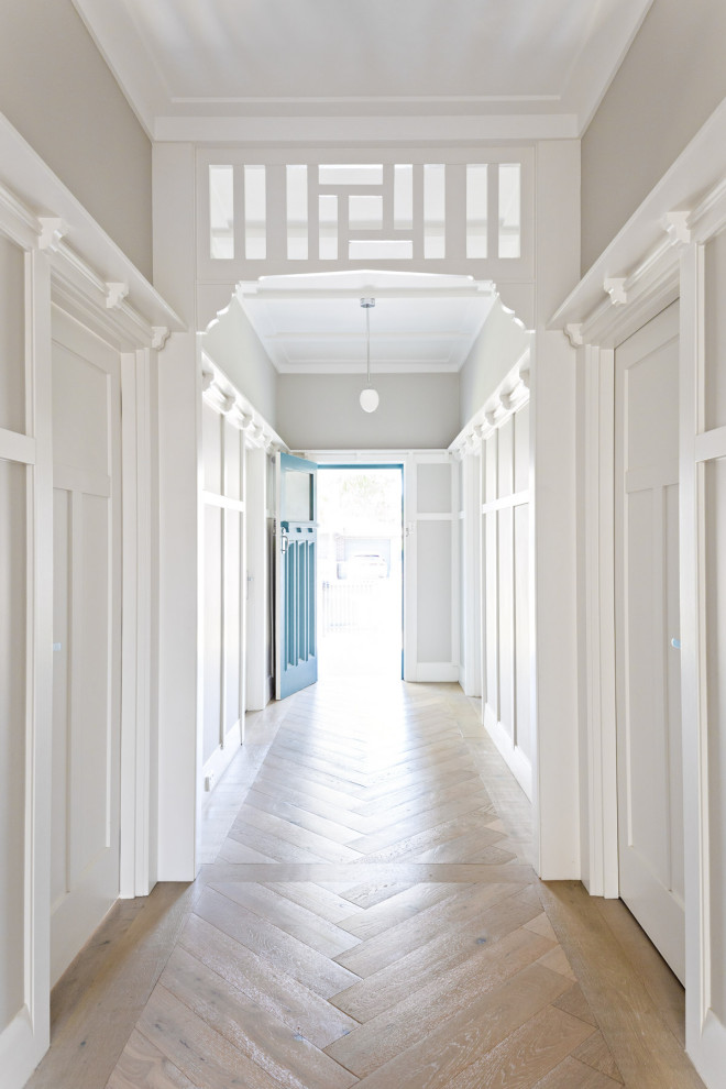Ispirazione per un ingresso o corridoio tradizionale di medie dimensioni con pareti grigie, pavimento in legno massello medio, pavimento marrone, soffitto in perlinato e pareti in perlinato
