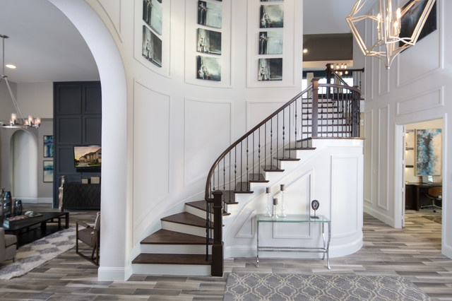 Dramatic Foyer with White Molding nyklassisk-entre