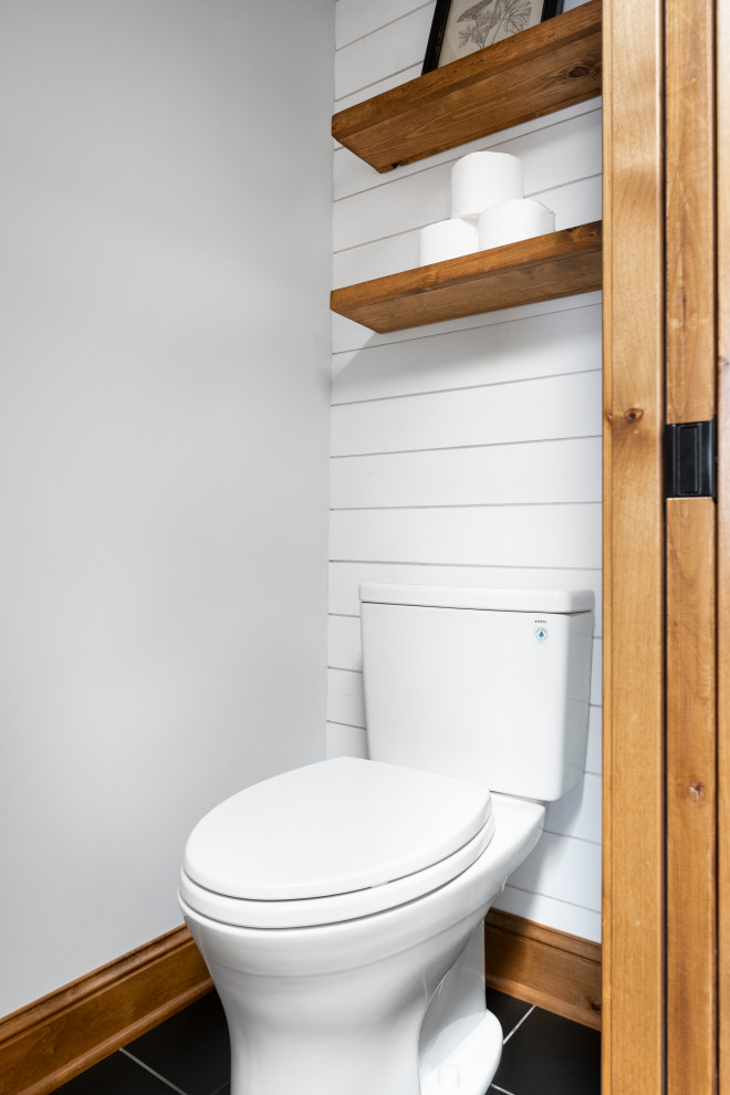 Idéer för ett mellanstort lantligt vit en-suite badrum, med skåp i shakerstil, bruna skåp, ett fristående badkar, en dusch i en alkov, svart kakel, porslinskakel, bänkskiva i kvarts och dusch med gångjärnsdörr