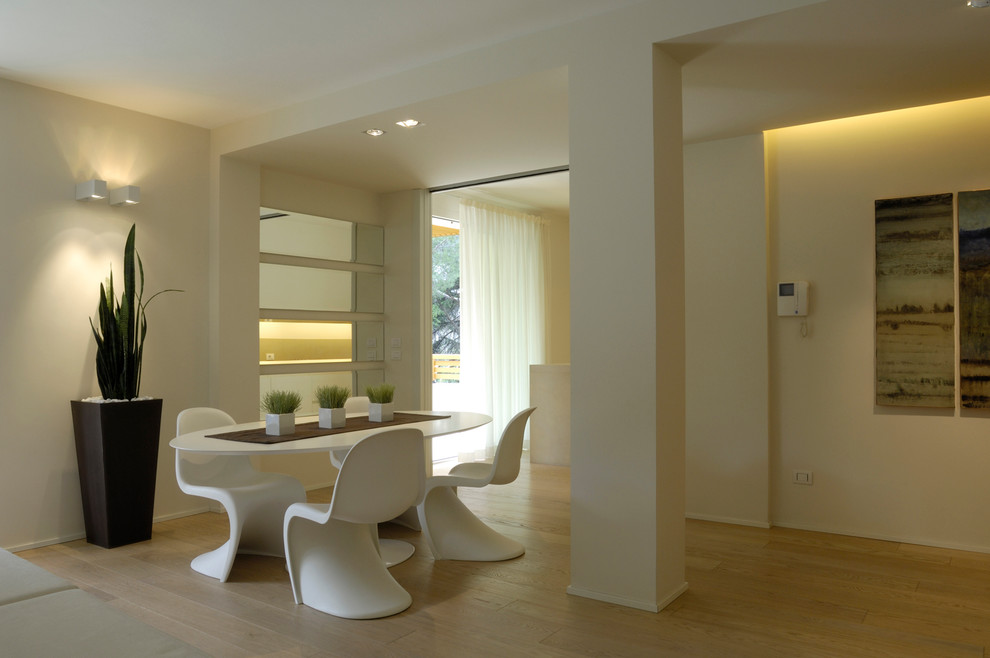 Design ideas for a contemporary dining room in Bologna.