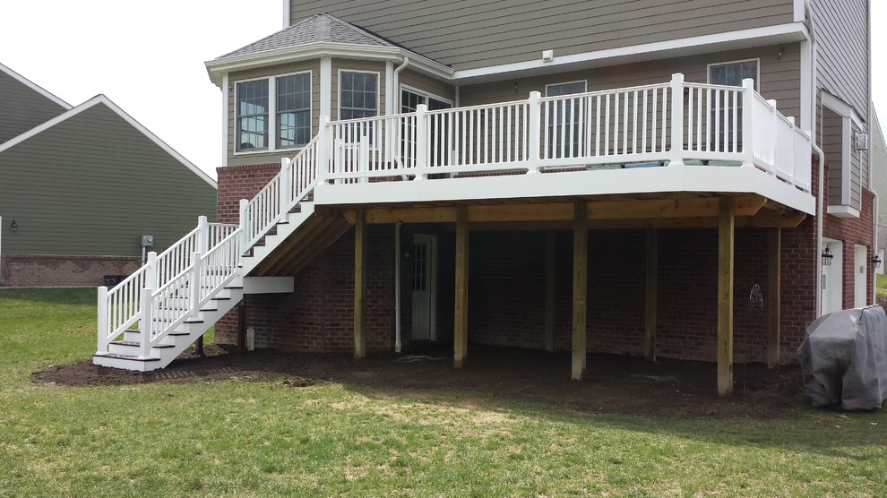 Inspiration for a mid-sized timeless backyard deck remodel