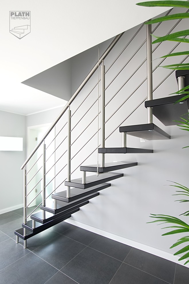 Imagen de escalera recta contemporánea con escalones de madera y barandilla de metal