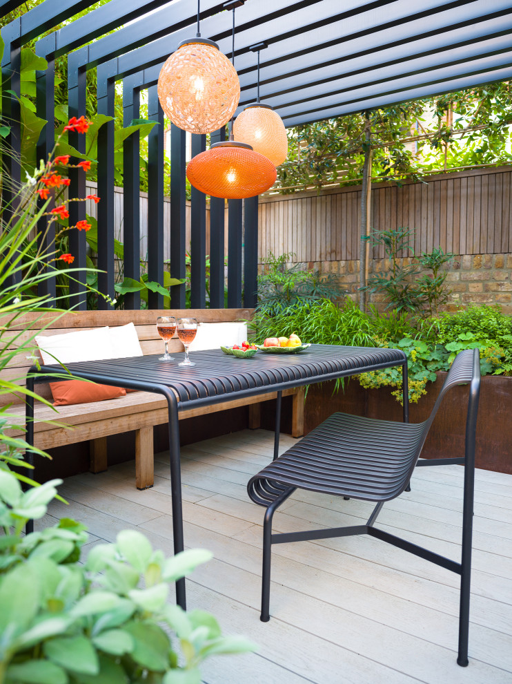 Inspiration for a contemporary terrace in London with fencing.